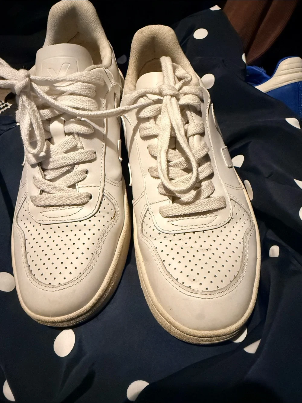 Veja V10 Women’s 7.5 white on white minimalist neutral sneaker leather